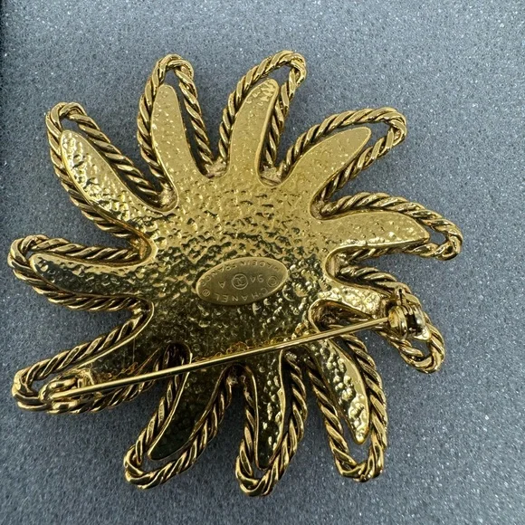 💯Authentic CHANEL Pre-Owned 1986-1988 sun motif CC brooch - Picture 3 of 4